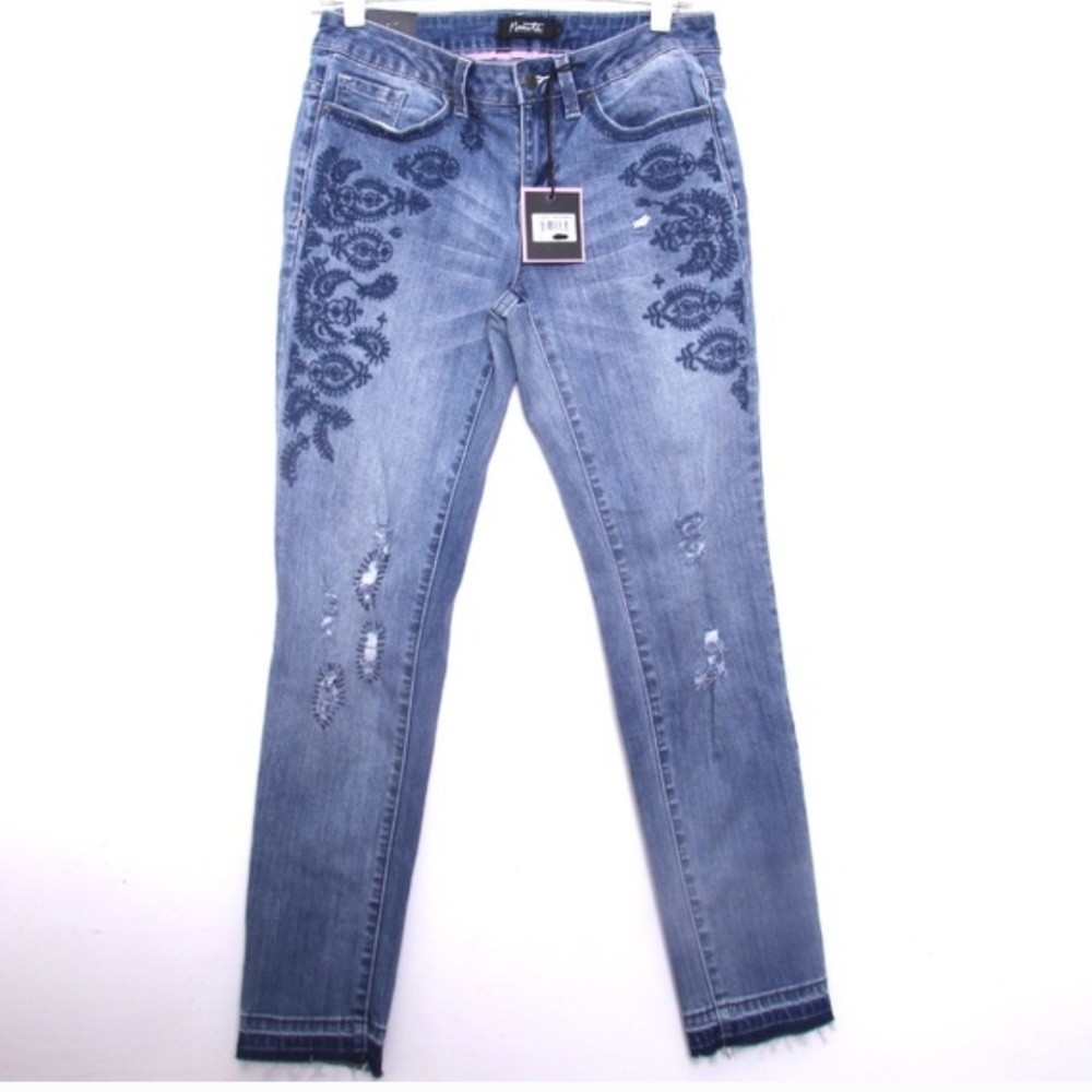 Floral embroidered Released  raw hem jeans